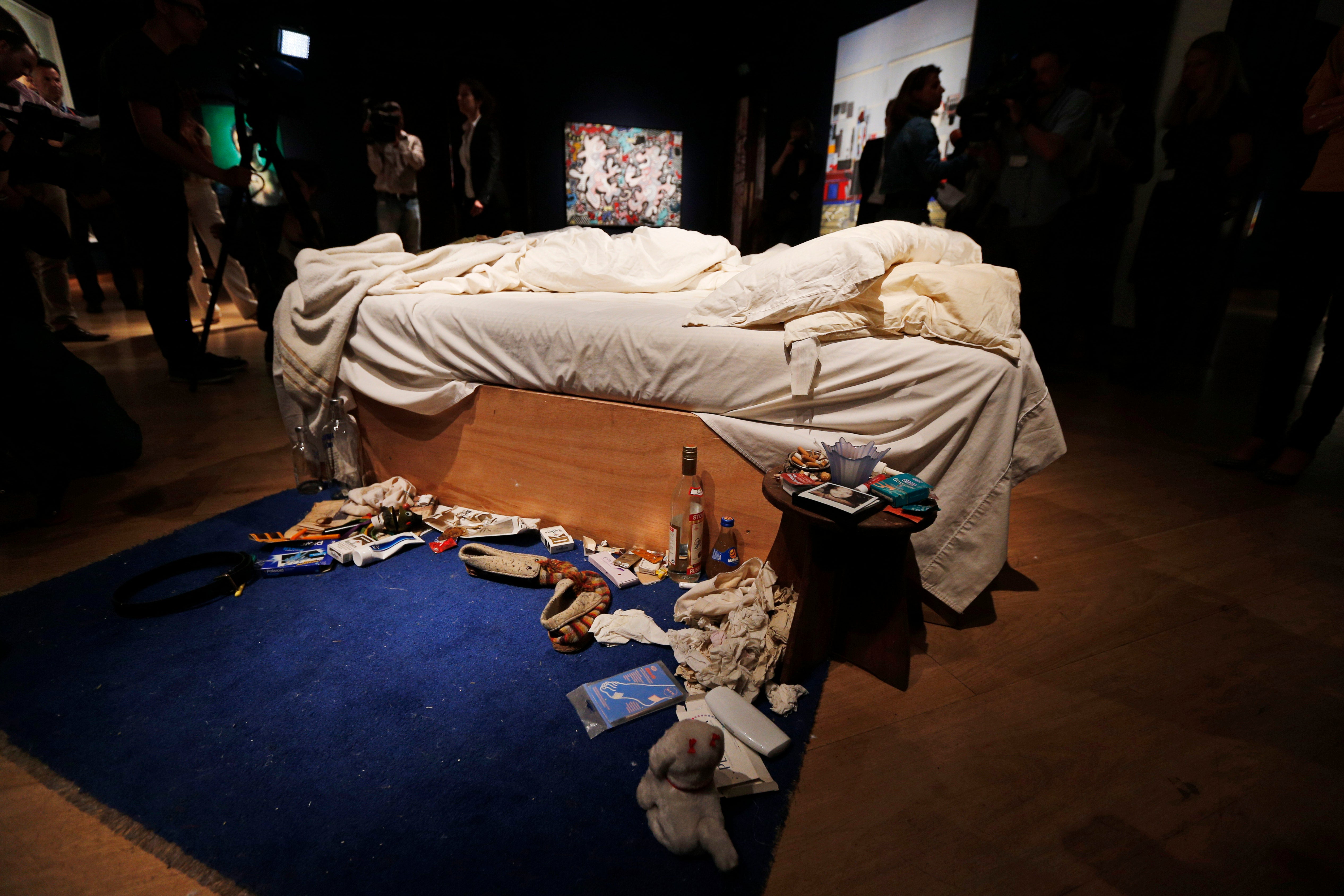 A peça 'My Bed' de Tracey Emin, de 1998, em exibição em uma casa de leilões no centro de Londres em 2014.