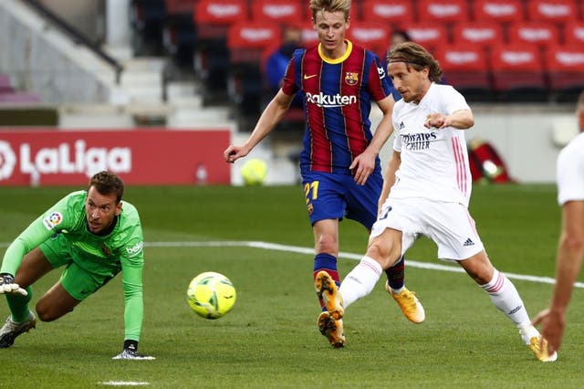 Luka Modric del Real Madrid anota el tercer gol en la victoria 3-1 ante el Barcelona.