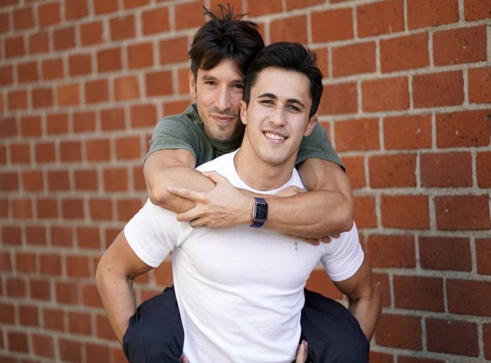 Las personalidades de TikTok Ian Paget, izquierda; y Chris Olsen posan para una foto en West Hollywood, California, el 20 de octubre del 2020. (Foto/Chris Pizzello)