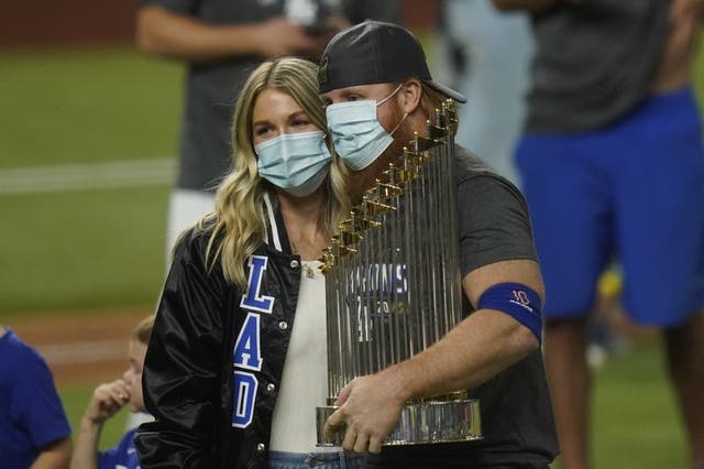 El tercera base Justin Turner de los Dodgers de Los Ángeles celebra con el trofeo de la Serie Mundial.