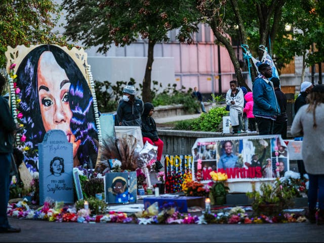 Una multitud de manifestantes se reúnen cerca del monumento a Breonna Taylor en Jefferson Square Park