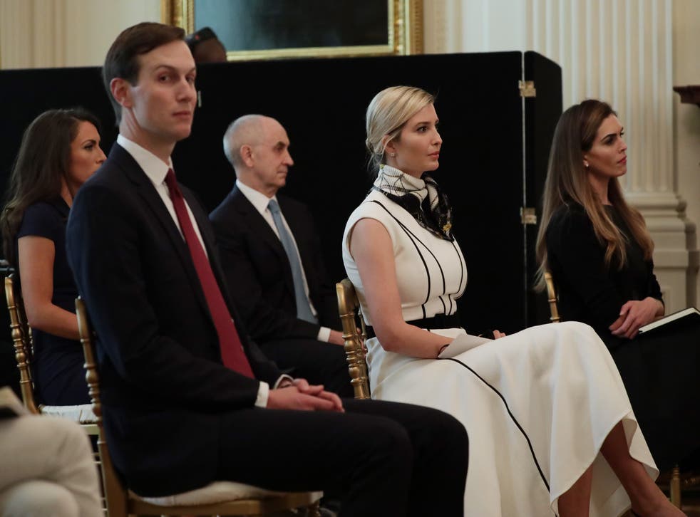 Ivanka Trump y Jared Kushner, fotografiados dentro de la Casa Blanca con Hope Hicks el 19 de mayo