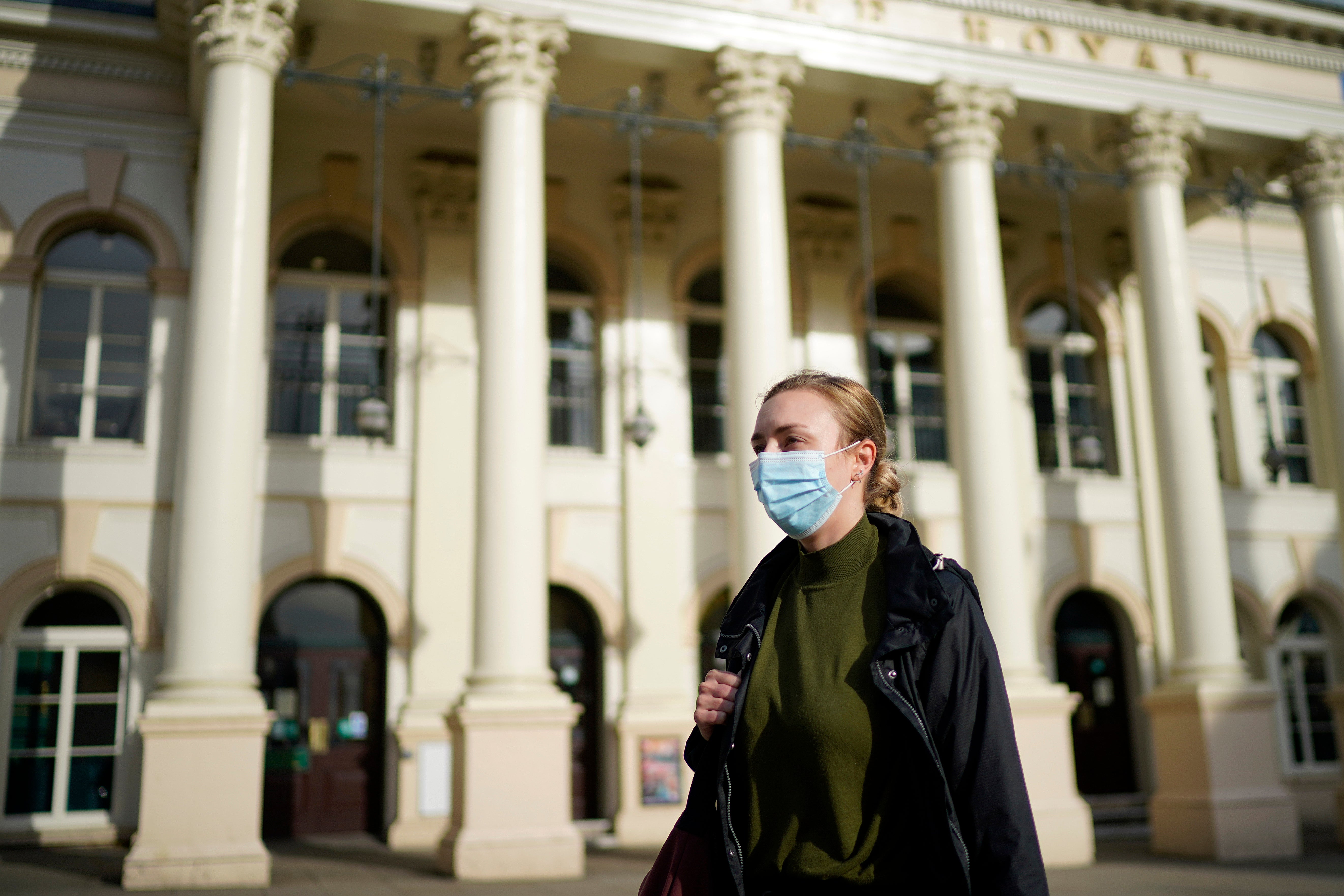 Ciudadana usando mascarilla.