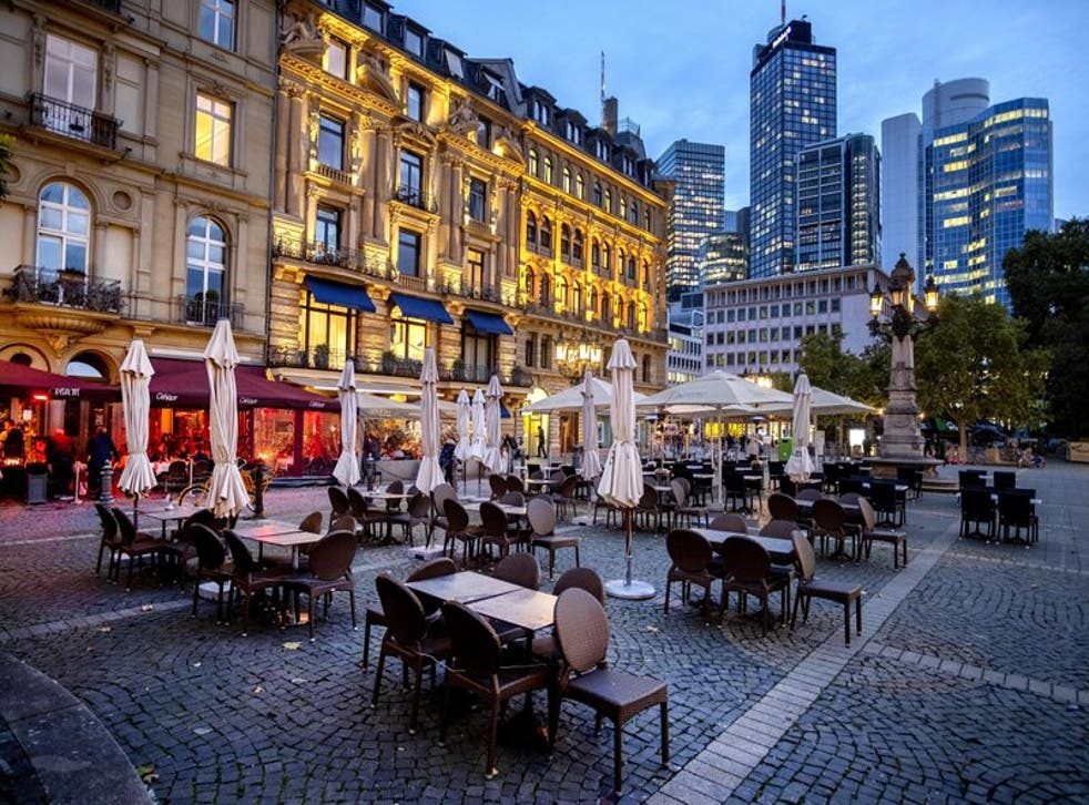 Sillas y mesas yacen sin comensales el miércoles 28 de octubre de 2020 en la Plaza de la Ópera, en Fráncfort, Alemania.