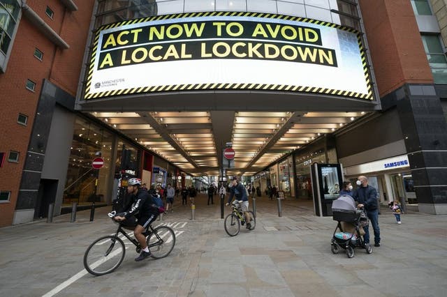 Imagen del 22 de septiembre de 2020 con mensaje informativo con la leyenda: “Actúa ahora para evitar un cierre nacional”, en Manchester, Inglaterra.