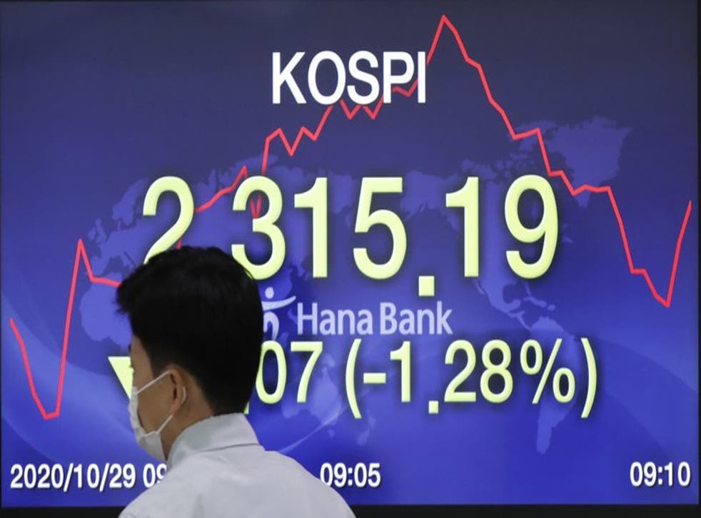 <p>Los precios de las acciones bajaban el jueves por la mañana al inicio de transacciones en la Bolsa de Valores de Nueva York</p>