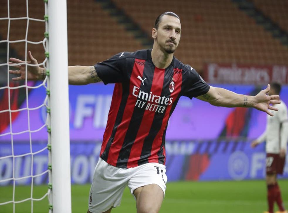 Zlatan Ibrahimovic celebra tras anotar un gol para el Milan en el partido contra la Roma por la Serie A.