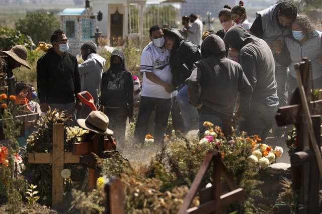 Parientes entierran a Isaac Nolasco en una sección del panteón municipal de Valle de Chalco en medio de la pandemia de coronavirus.
