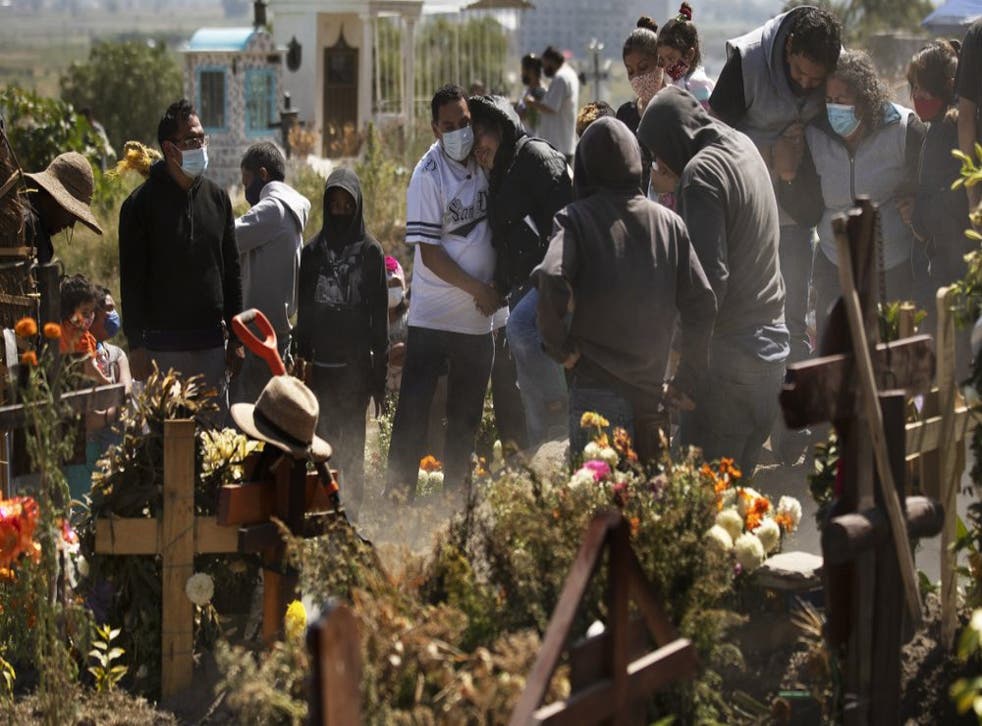 Parientes entierran a Isaac Nolasco en una sección del panteón municipal de Valle de Chalco en medio de la pandemia de coronavirus.
