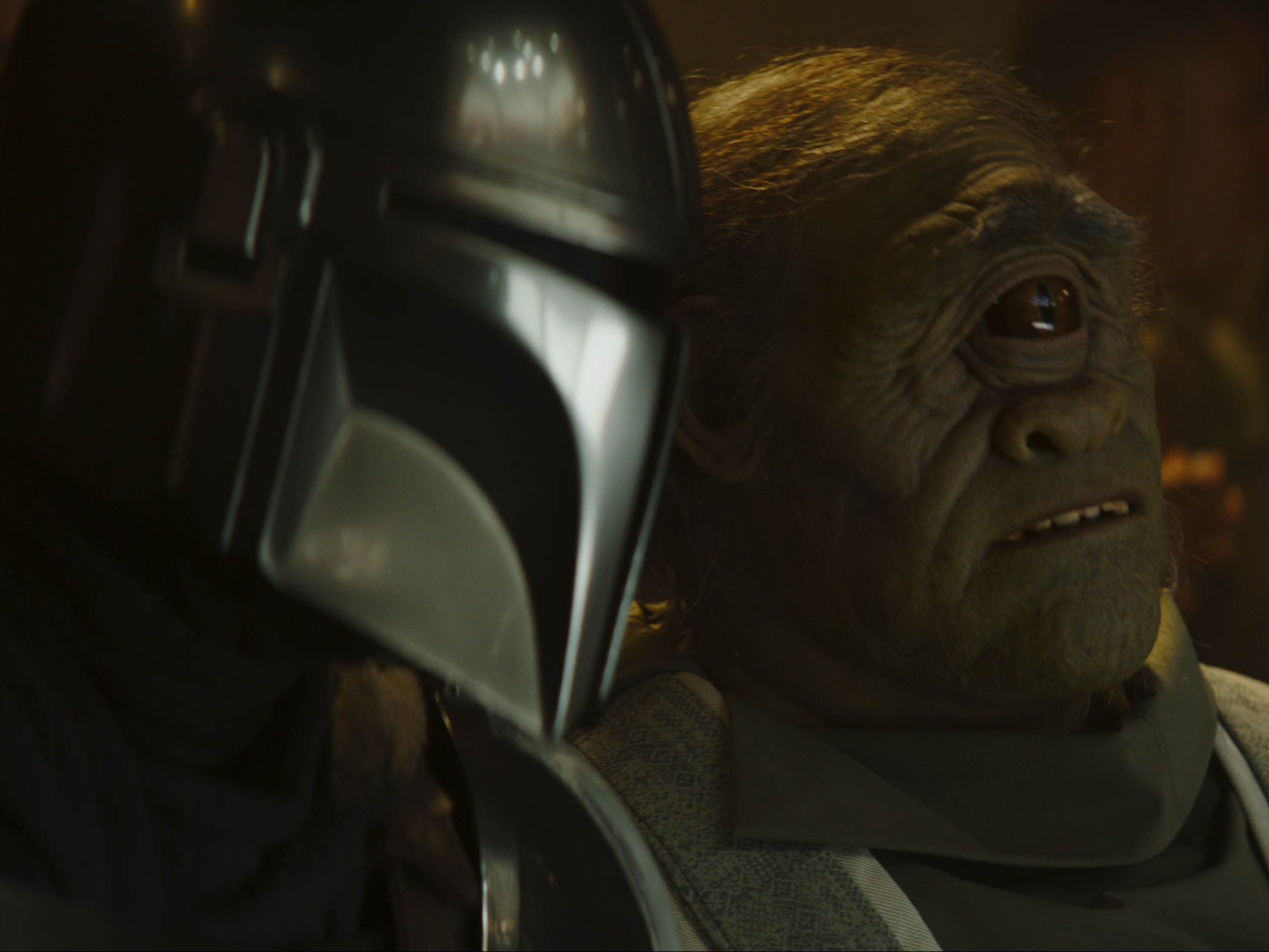 The Mandalorian confers with a cycloptic baddie near the episode’s beginning