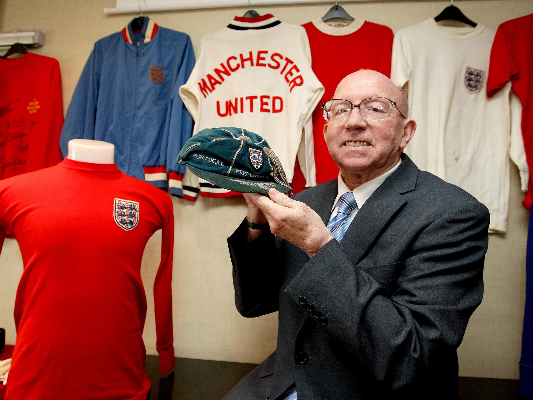 Nobby Stiles poses with his World Cup winner’s cap