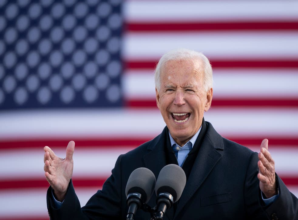 El candidato presidencial demócrata Joe Biden habla durante un autocine de campaña en la Feria Estatal de Iowa.