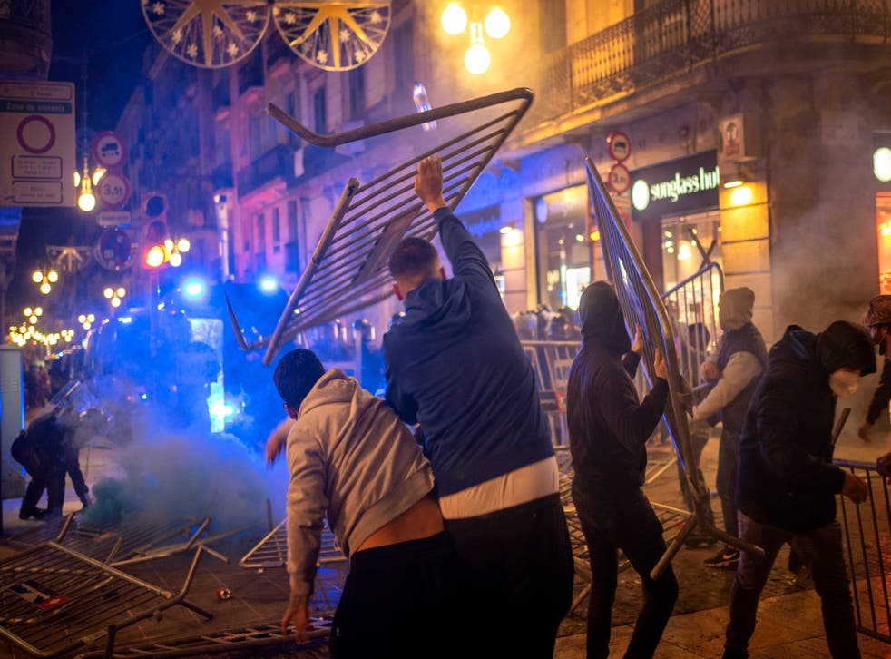 Crowds Protesting Virus Curbs Clash With Police In Barcelona Restaurants People Crowd Police Riot Police The Independent