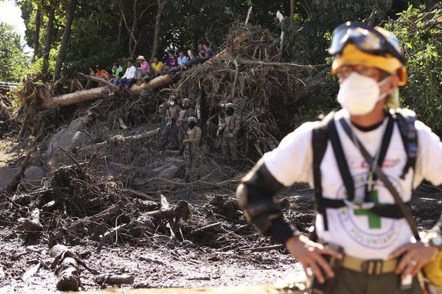 Un rescatista mira frente al tronco de un árbol que cayó durante un deslizamiento de tierra mortal en Nejapa, El Salvador, el viernes 30 de octubre de 2020. (Foto/Salvador Melendez)