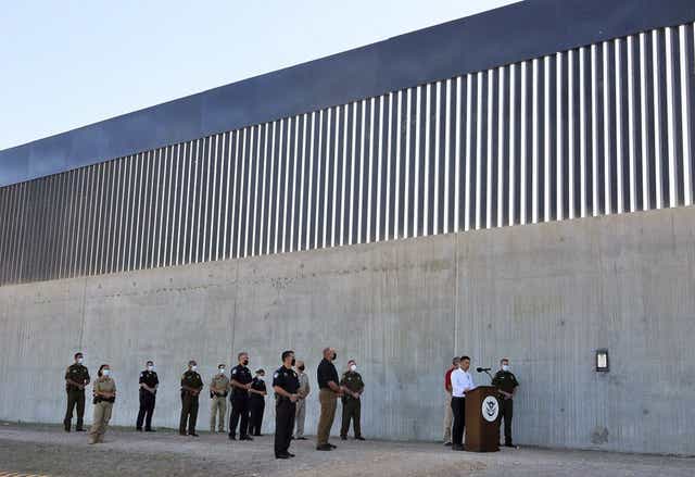 El secretario interino de Seguridad Nacional Chad Wolf pronuncia un discurso el jueves 29 de octubre de 2020 frente a una nueva sección del muro fronterizo, en McAllen, Texas. (Joel Martinez/The Monitor vía AP)