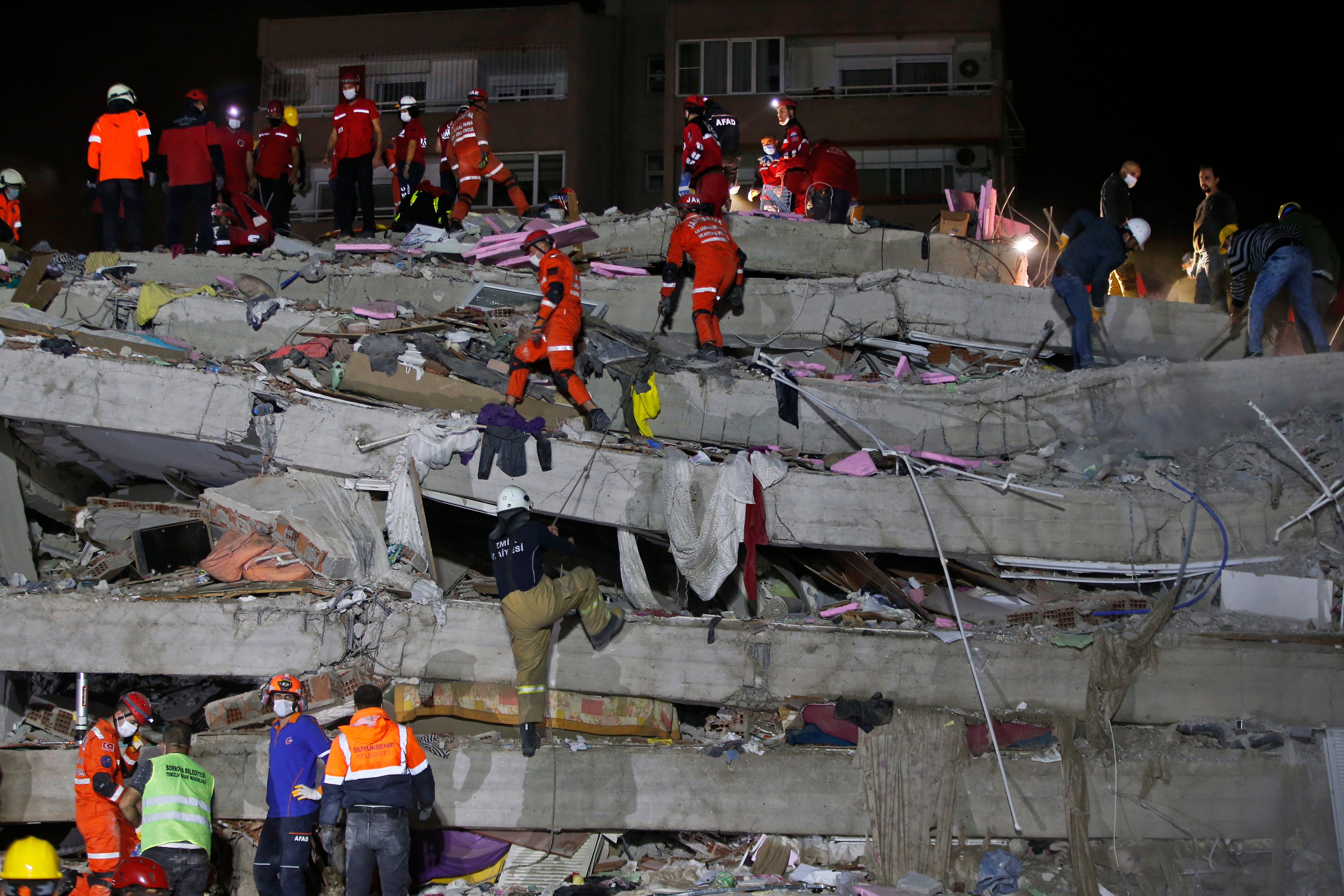 Число жертв выросло. Измир Турция землетрясение 2020. Измир Турция землетрясение. Землетрясение в Турции Стамбул. Землетрясение в Турции 2017.