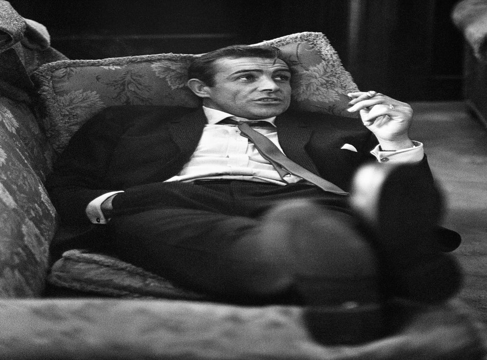 <p> Η Connery ξαπλώνει σε έναν καναπέ με ένα τσιγάρο κατά τη διάρκεια των γυρισμάτων του "Woman of Straw" το 1963 </p>