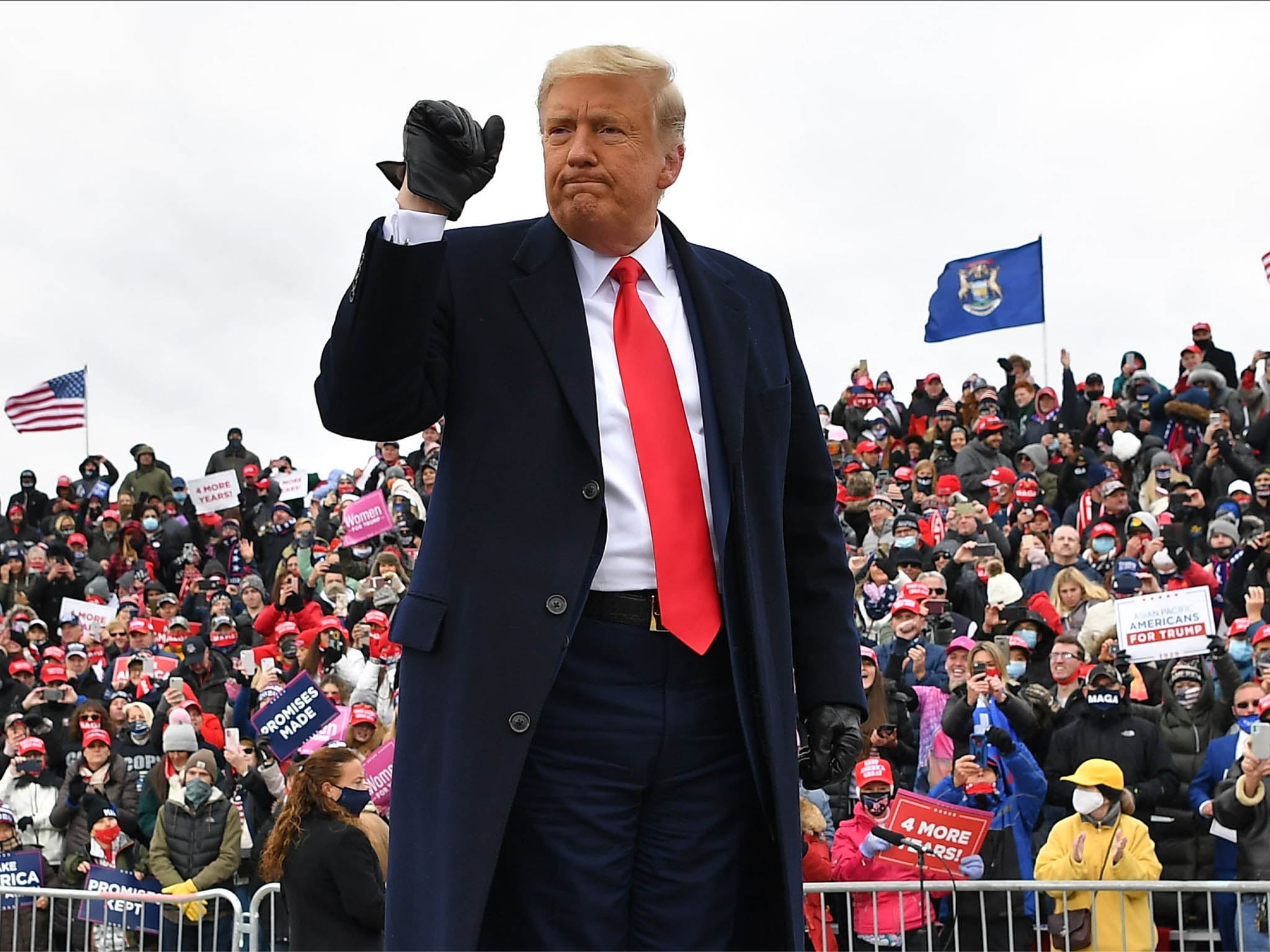 Trump ridiculed a Fox News broadcaster for wearing a mask at a rally in Michigan 