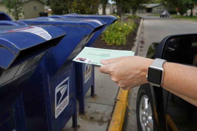  En esta fotografía de archivo del 18 de agosto de 2020, una persona deposita en un buzón una solicitud para que le envíen por correo las papeletas electorales en Omaha, Nebraska. (Foto/Nati Harnik, Archivo)