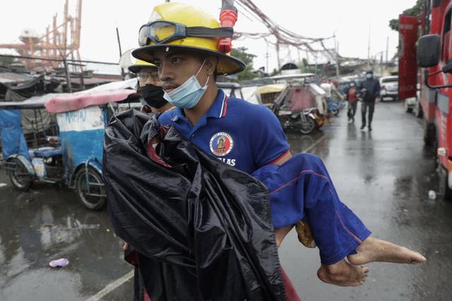 Un rescatista lleva en brazos a un niño enfermo durante la evacuación de una población costera en Manila, Filipinas, el domingo 1 de noviembre de 2020. Un súpertifón arremetió contra el este de Filipinas. En torno a un millón de personas fueron evacuadas. (Foto/Aaron Favila)