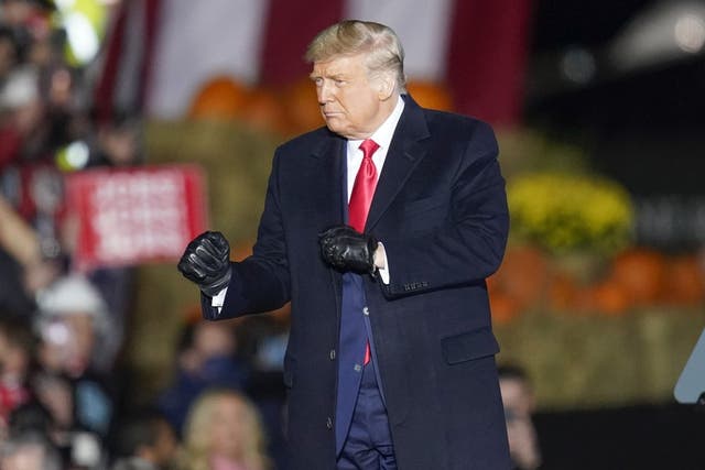El presidente Donald Trump baila momentos antes de retirarse de un acto de campaña en el aeropuerto regional Condado Butler en Butler, Pensilvania, el sábado 31 de octubre de 2020. (Foto/Keith Srakocic)