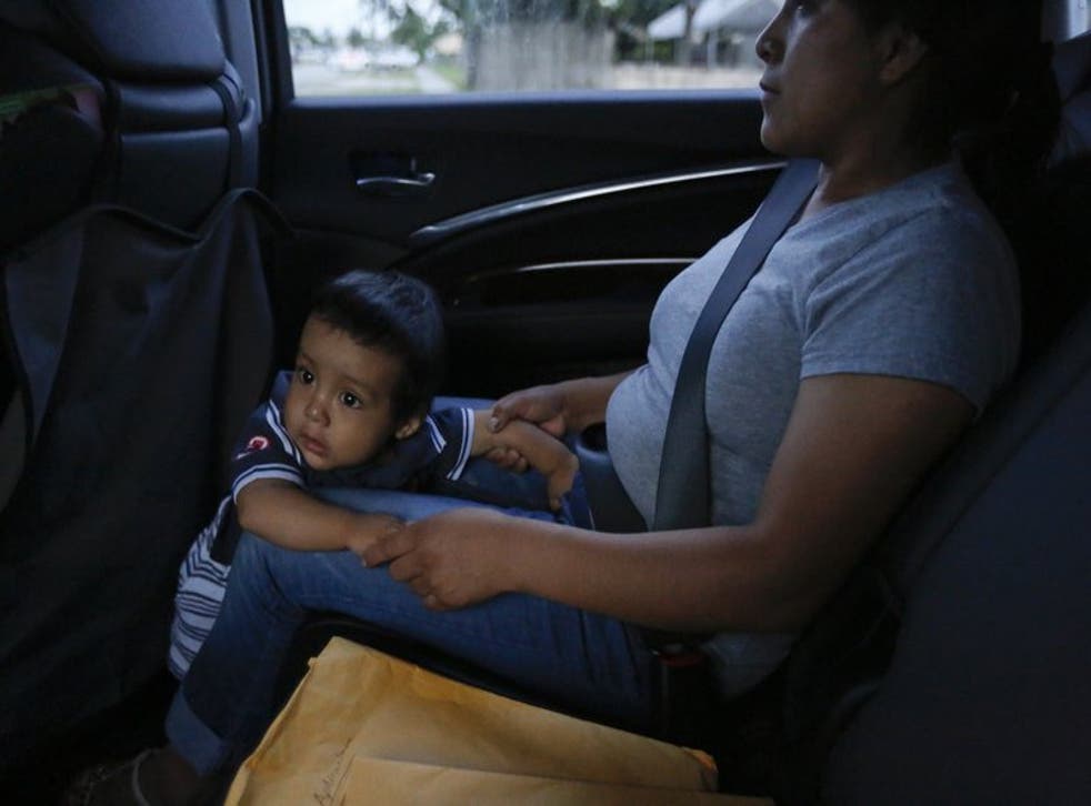 Foto tomada el 27 de junio del 2018 de Buena Ventura Martin Godinez, de Guatemala, con su hijo Pedro, siendo entrevistada en Homestead, Florida. Godinez, quien trabajaba como enfermera en Guatemala, dice que ella y su esposo tuvieron que huir del país porque hombres armados exigían pago de extorsión a su marido, quien tenía un negocio de acceso a internet. (AP Photo/Brynn Anderson, File)