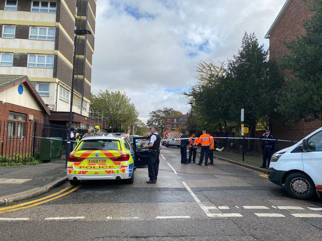 <p>Servicios de emergencia en la escena de Weddington Street en Stratford después de que un hombre muriera luego de una presunta explosión de gas.</p>