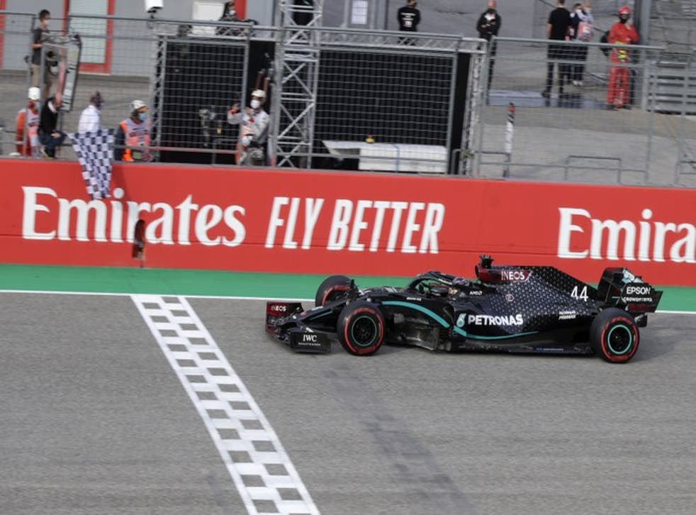 <p>El multicampeón de la ‘Gran Carpa’ cruza la meta para ganar el Gran Premio de Emilia Romagna en el circuito de Imola.</p>