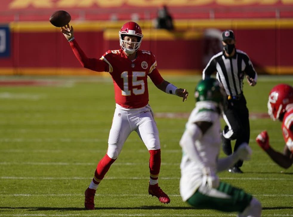 Mahomes lanza un pase en la segunda mitad del encuentro ante los Jets de Nueva York.