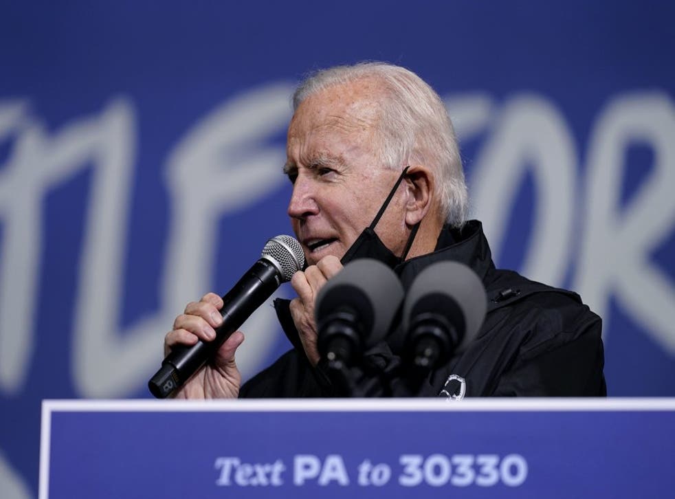 El candidato presidencial demócrata y exvicepresidente Joe Biden habla el domingo 1 de noviembre de 2020 a su llegada a un evento de campaña en la iglesia bautista Sharon, en Filadelfia. (Foto/Andrew Harnik)