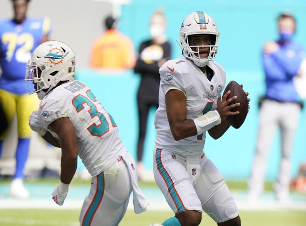 Tua Tagovailoa se prepara para lanzar su primer pase completo en el duelo ante Rams.