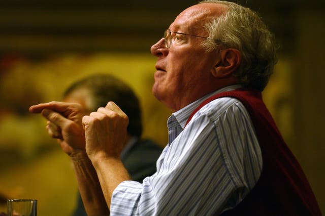 <p>Robert Fisk pictured with then Independent editor Simon Kelner in 2006</p>
