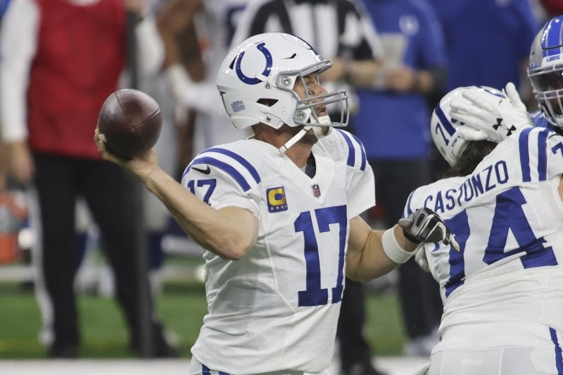 Philip Rivers lanza un pase con los Colts de Indianápolis en el triunfo por 41-21 ante los Lions de Detroit.