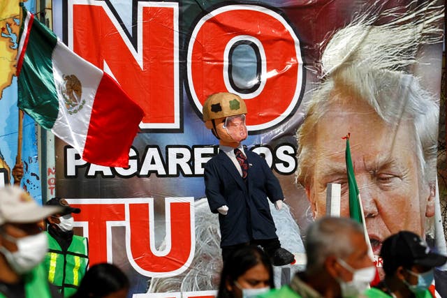 <p>Migrantes sostienen una piñata con la imagen del presidente de los Estados Unidos, Donald Trump.</p>