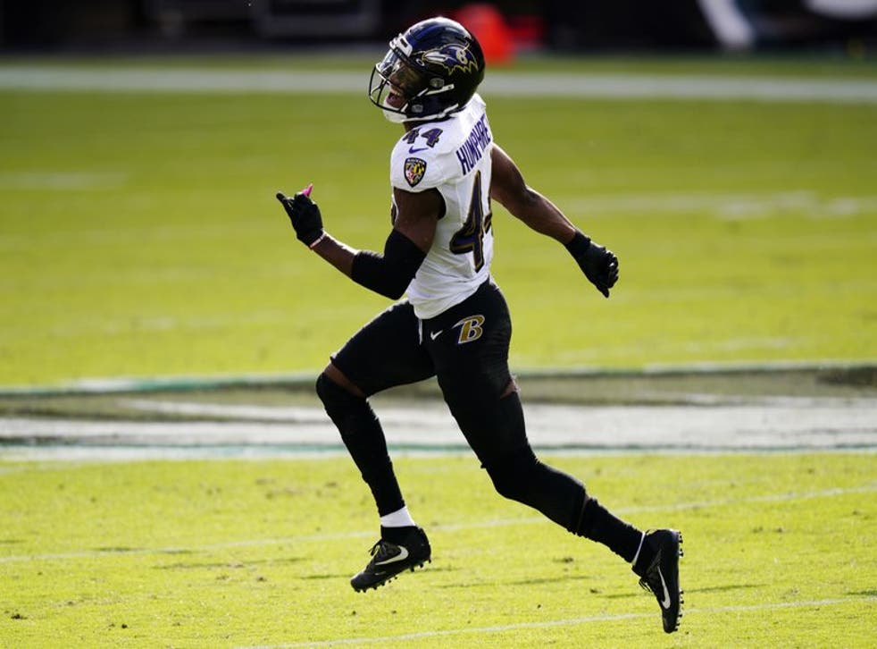 Marlon Humphrey celebra luego de que los Eagles de Filadelfia no logran convertir una cuarta oportunidad.