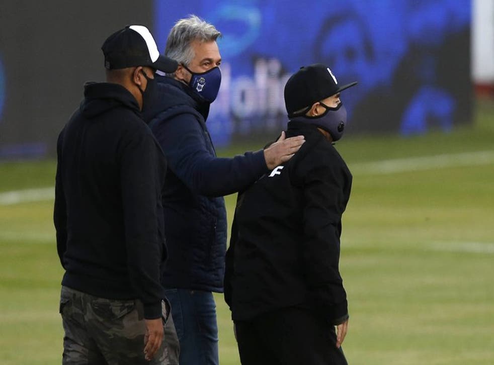 El técnico de Gimnasia y Esgrima ingresa en la cancha antes de un partido ante Patronato en La Plata.