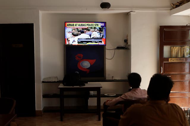 <p>Journalists watch on television the news of the arrest of right-wing television news anchor Arnab Goswami at the Mumbai Press Club in 2020 </p>