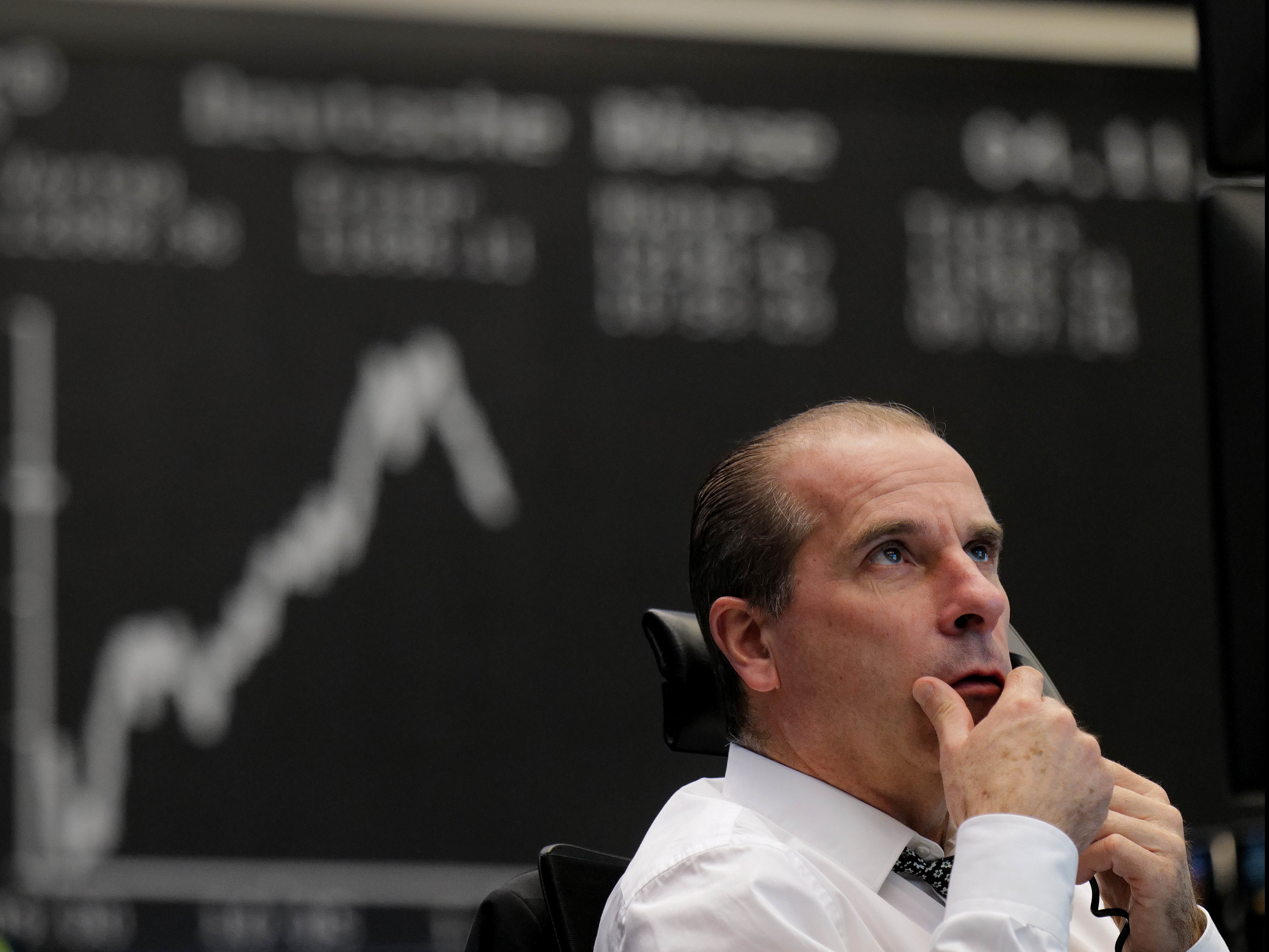 <p>Un fanático de los Dodgers de Los Ángeles emite su voto en el Estadio de Los Dodgers en Los Ángeles, el lunes 2 de noviembre de 2020. La votación en persona comenzó para la mayoría de los condados de California este fin de semana como funcionarios electorales locales, muchos por primera vez, abrió centros de votación días antes con la esperanza de evitar multitudes aplastantes el día de las elecciones. (Foto AP / Damian Dovarganes)</p>