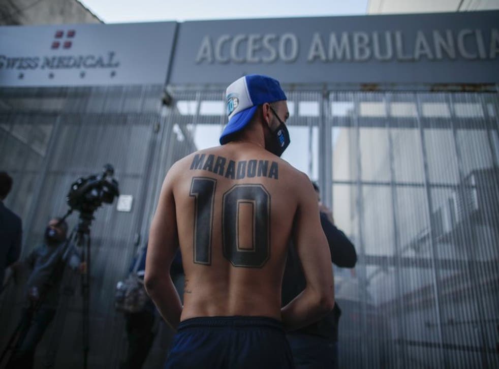 Un hincha se reúne con varios más frente a la Clínica Olivos de Buenos Aires, donde Diego Armando Maradona estaba internado el martes 3 de noviembre de 2020 (Foto/Natacha Pisarenko)