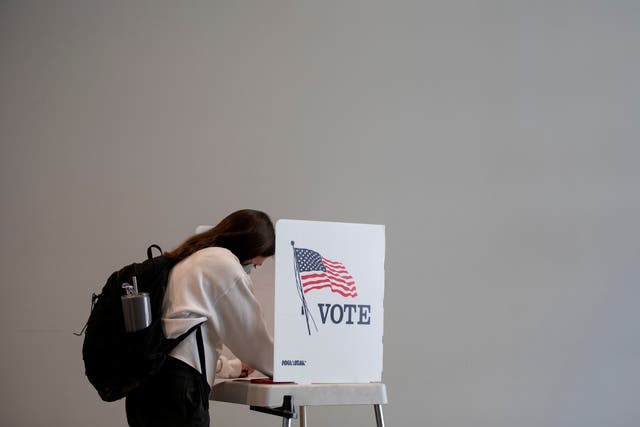 Las personas emiten sus votos para las próximas elecciones presidenciales cuando comience la votación anticipada en Ann Arbor, Michigan, EE. UU.