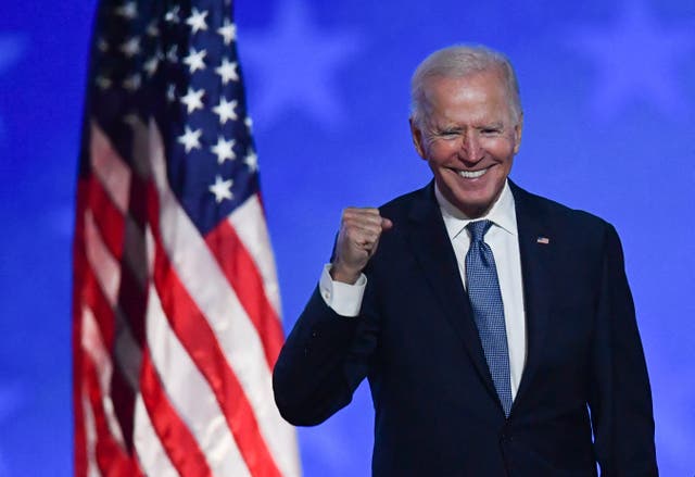 El candidato presidencial demócrata Joe Biden hace un gesto después de hablar durante la noche de las elecciones en el Chase Center en Wilmington, Delaware, temprano el 4 de noviembre de 2020