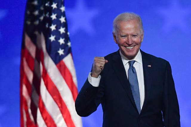 <p>El candidato presidencial demócrata Joe Biden hace un gesto después de hablar durante la noche de las elecciones en el Chase Center en Wilmington, Delaware, temprano el 4 de noviembre de 2020</p>