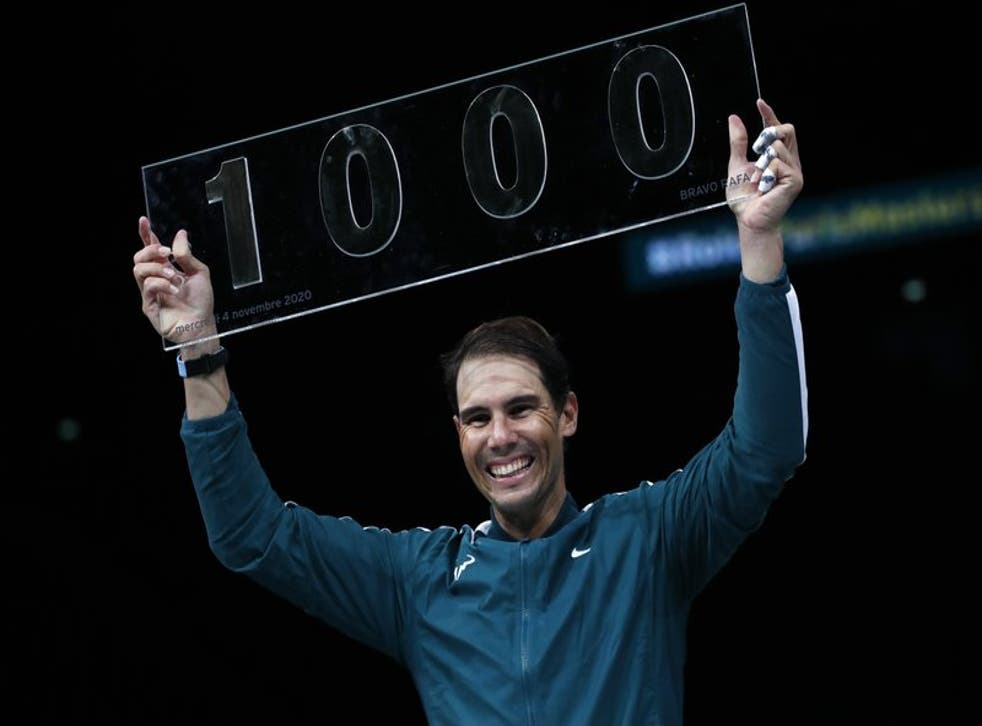 Rafael Nadal posa con el trofeo tras conseguir su victoria número 1.000 en la gira ATP tras vencer al español Feliciano López.