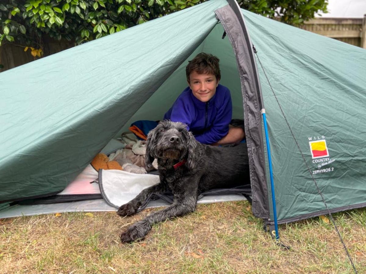 Stressvol botsen Nieuwheid Carry on camping: 10 year old has been sleeping in a tent since March to  raise money for charity | The Independent