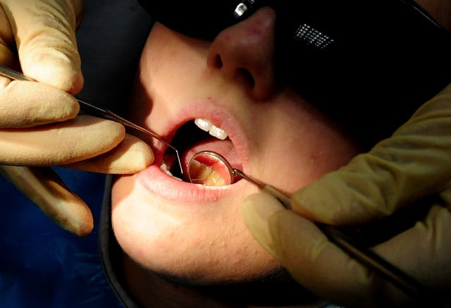 Un dentista en el trabajo (imagen de archivo)