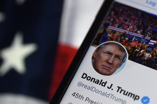 Twitter no suspenderá ni eliminará la cuenta de Trump mientras permanezca en el cargo debido a sus reglas relacionadas con el interés público.