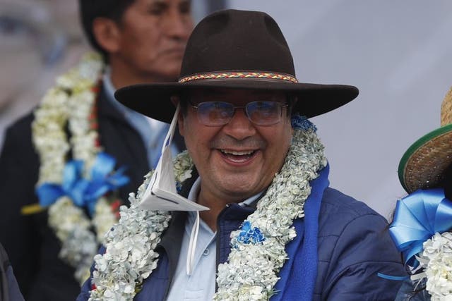 El presidente electo Luis Arce sonríe durante una fiesta por su victoria electoral en El Alto, Bolivia, el sábado 24 de octubre de 2020. La región boliviana de Santa Cruz, bastión de la oposición, amaneció el jueves 5 de noviembre de 2020 con carreteras cortadas y una huelga convocada por organizaciones cívicas que denuncian un supuesto fraude electoral y piden la suspensión del juramento de Arce previsto para el domingo. (Foto/Juan Karita)