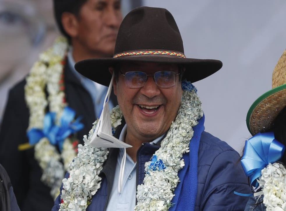El presidente electo Luis Arce sonríe durante una fiesta por su victoria electoral en El Alto, Bolivia, el sábado 24 de octubre de 2020. La región boliviana de Santa Cruz, bastión de la oposición, amaneció el jueves 5 de noviembre de 2020 con carreteras cortadas y una huelga convocada por organizaciones cívicas que denuncian un supuesto fraude electoral y piden la suspensión del juramento de Arce previsto para el domingo. (Foto/Juan Karita)