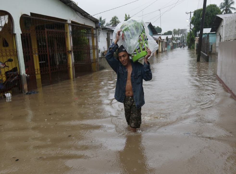 Un hombre camina por una calle anegada en San Manuel, Honduras, el 4 de noviembre de 2020.