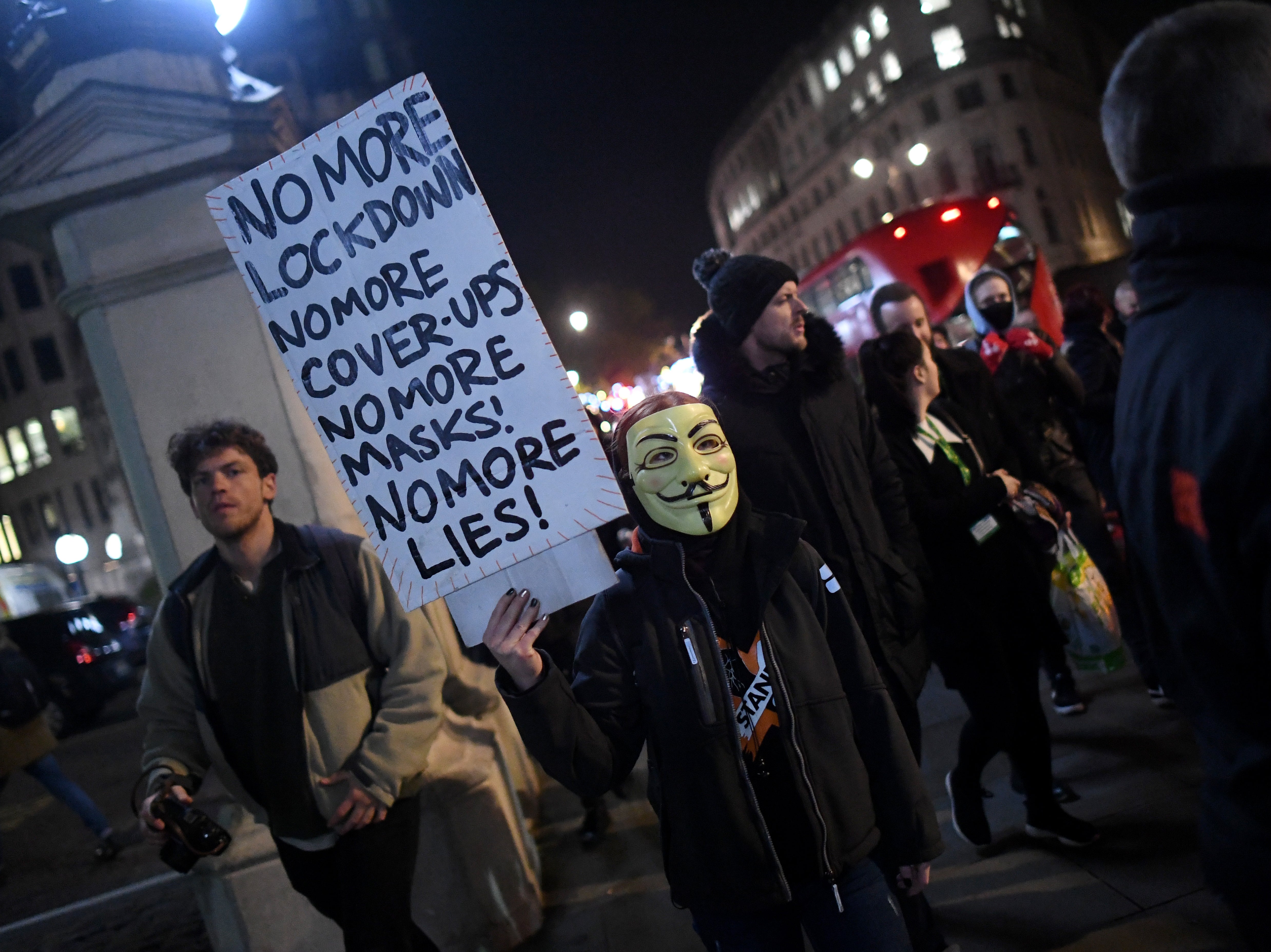 Bekræftelse offentliggøre voldtage Million Mask March: More than 100 anti-lockdown protesters arrested in  London on first night of shutdown | The Independent